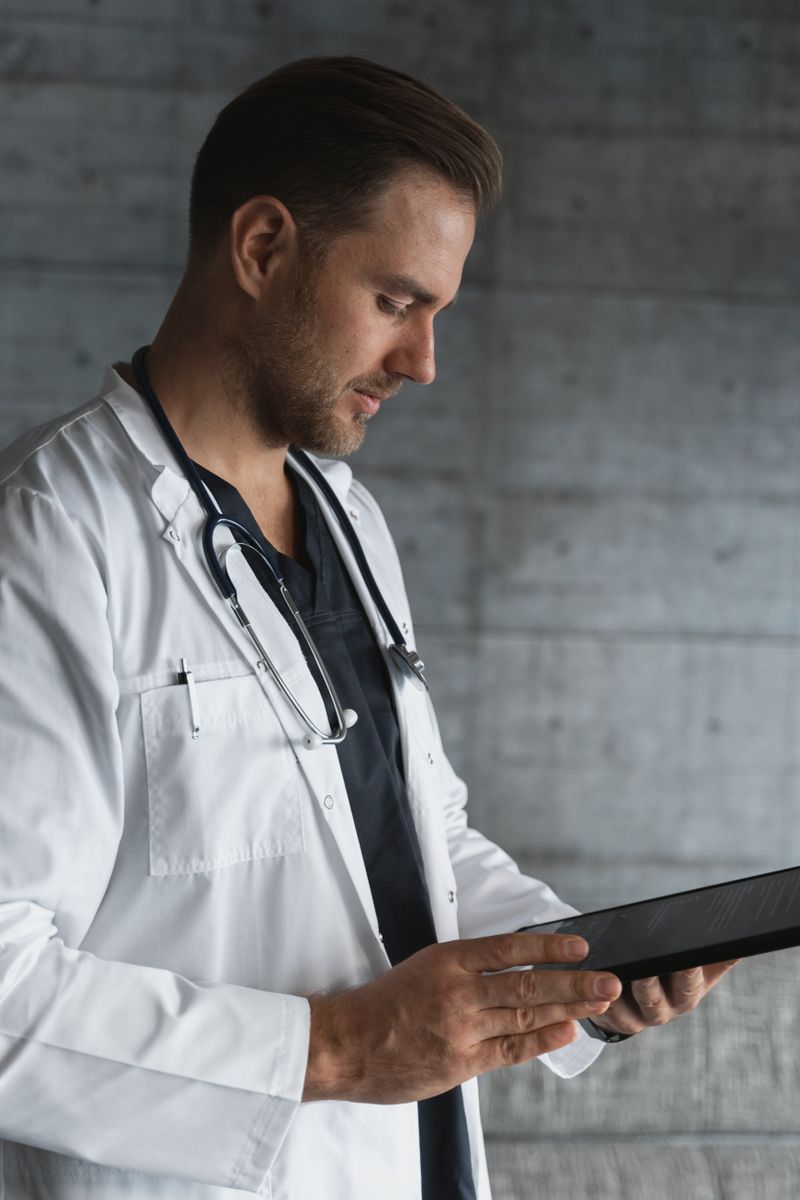 Dr. Ricardo Almeida, cardiologista, em seu consultório