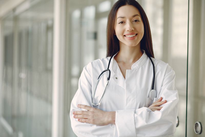 Profissional de saúde sorrindo em consultório moderno